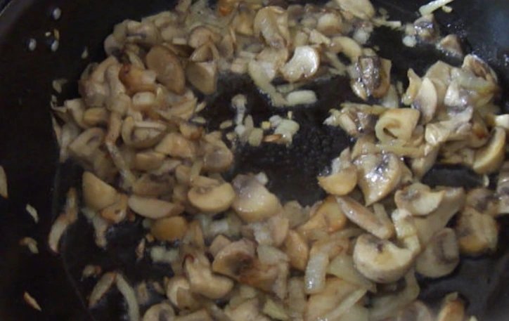 Hot Toast with Mushrooms and Eggs step 1