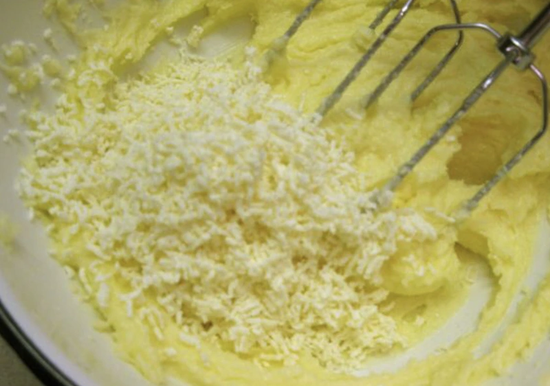 Lemon-Sponge Cake with Cottage Cheese Cream and Dried Apricots step 7