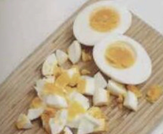Sandwiches with Pepper, Olives and Eggs step 1