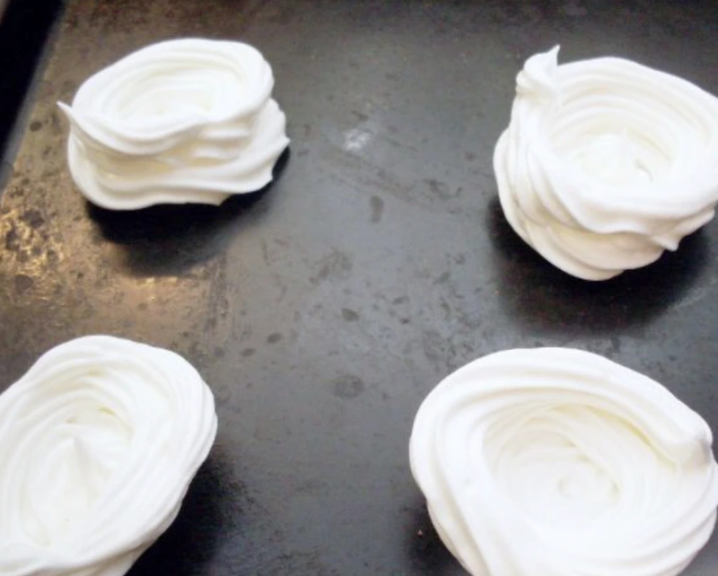 Dessert “Meringue Baskets with Strawberries” step 4