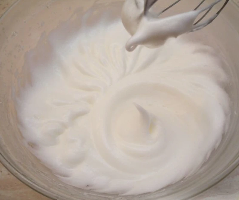 Dessert “Meringue Baskets with Strawberries” step 2