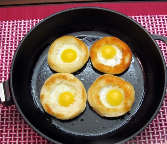Quail Eggs in Bread step 5