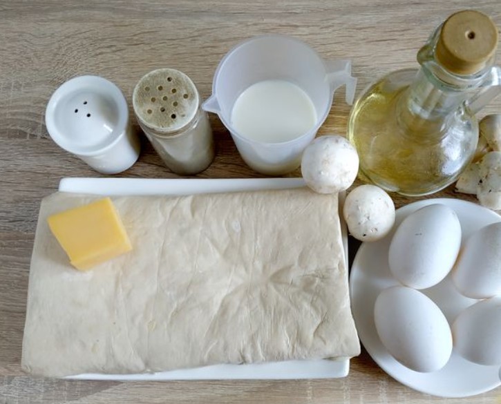 Omelet with Mushrooms on Puff Pastry (in the Oven) step 1
