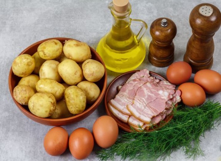 Young Potatoes Baked with Bacon and Eggs step 1