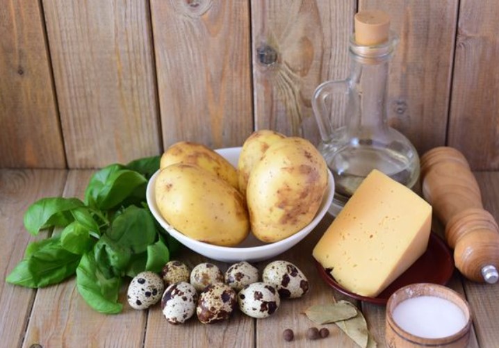 Young Potatoes Baked with Quail Eggs and Cheese step 1