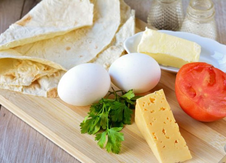 Fried Eggs on Pita Bread, with Cheese and Tomatoes step 1