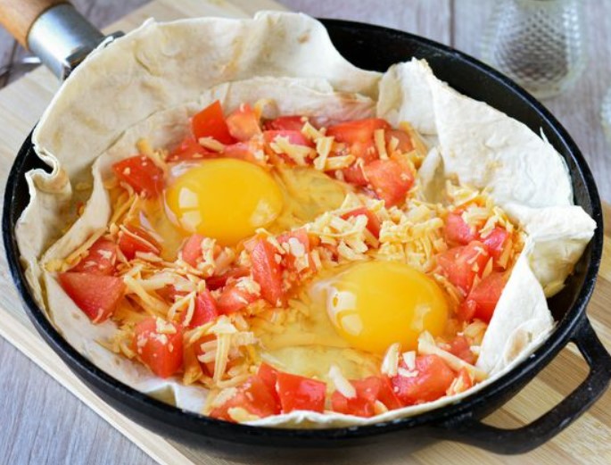 Fried Eggs on Pita Bread, with Cheese and Tomatoes step 7