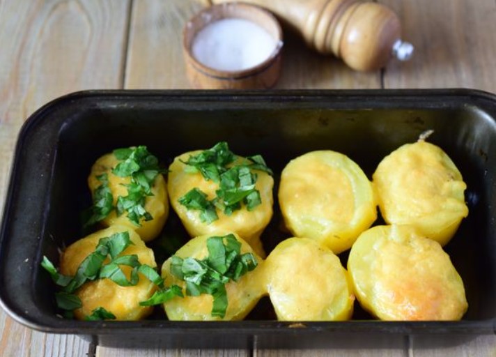 Young Potatoes Baked with Quail Eggs and Cheese step 7
