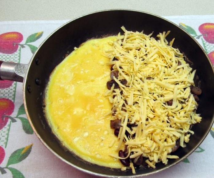 Omelet Stuffed with Mushrooms, Beans and Cheese step 11