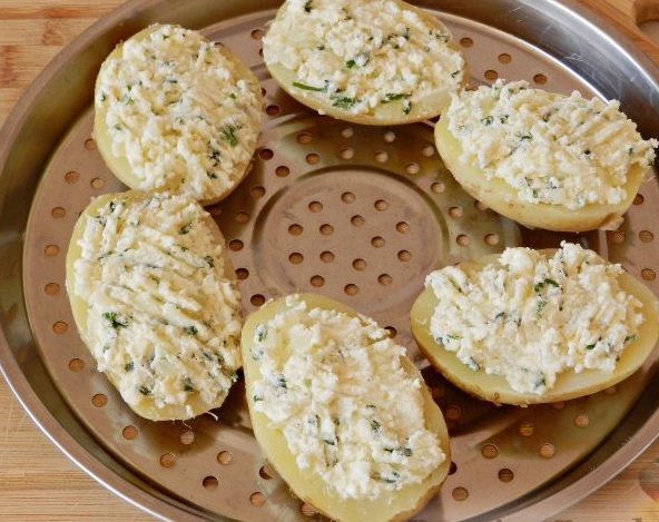 Baked Potatoes Stuffed with Feta Cheese step 9