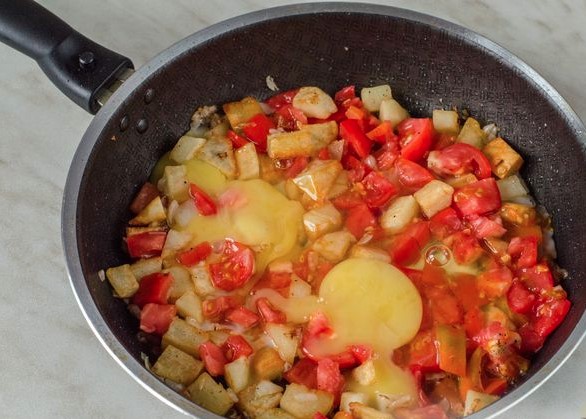 Fried Eggs with Potatoes, Tomatoes, and Onions step 3