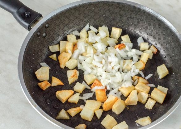 Fried Eggs with Potatoes, Tomatoes, and Onions step 2