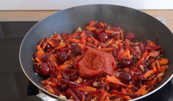 Red Borsch with Cherries and Nuts step 6