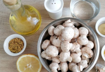 Champignons in Honey-Mustard Marinade step 1