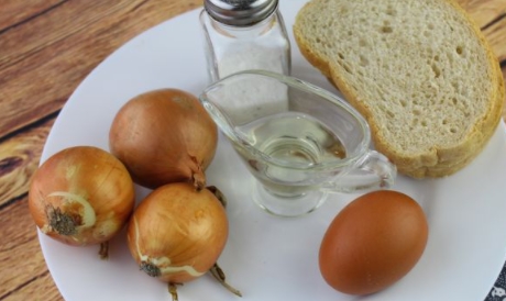 Hot Sandwiches with Onions and Eggs (in a Pan) step 1