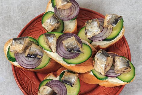 Sandwiches with Sardines, Cucumber and Red Onion step 5