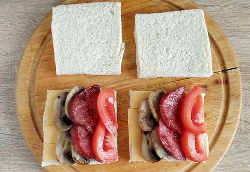 French Toast with Sausage, Mushrooms and Tomatoes step 6