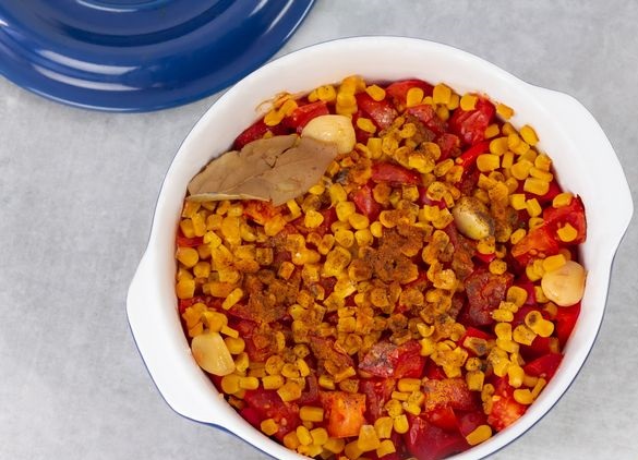 Stew with Chicken, Tomatoes, Bell Peppers and Corn (Oven)
