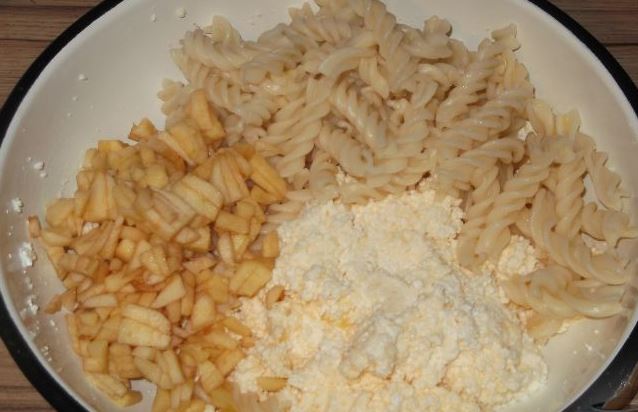 Cottage Cheese Casserole with Pasta and Apples step 4