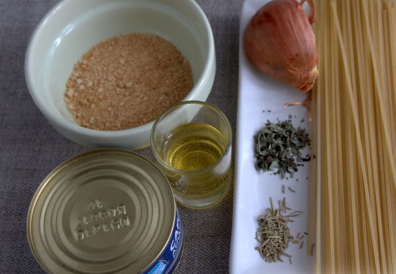 Spaghetti with Sardines and Croutons step 1