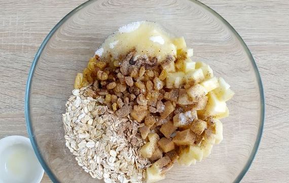 Oatmeal Casserole with Apple and Raisins step 3
