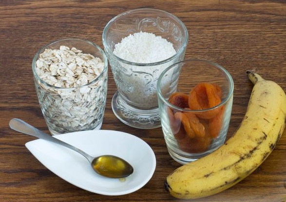 Oatmeal Sweets with Dried Apricots, Banana, and Coconut step 1