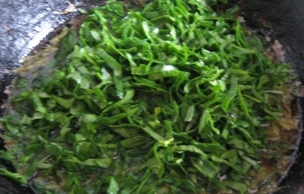 Green Borscht with Sorrel, Spinach, and Pork step 5