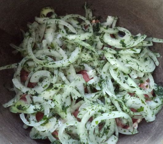 Meat and onion-dill mixture are placed in the cauldron in layers