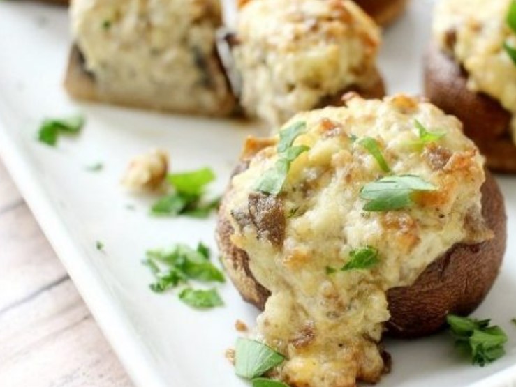 Champignons Stuffed with Chicken and Cheese