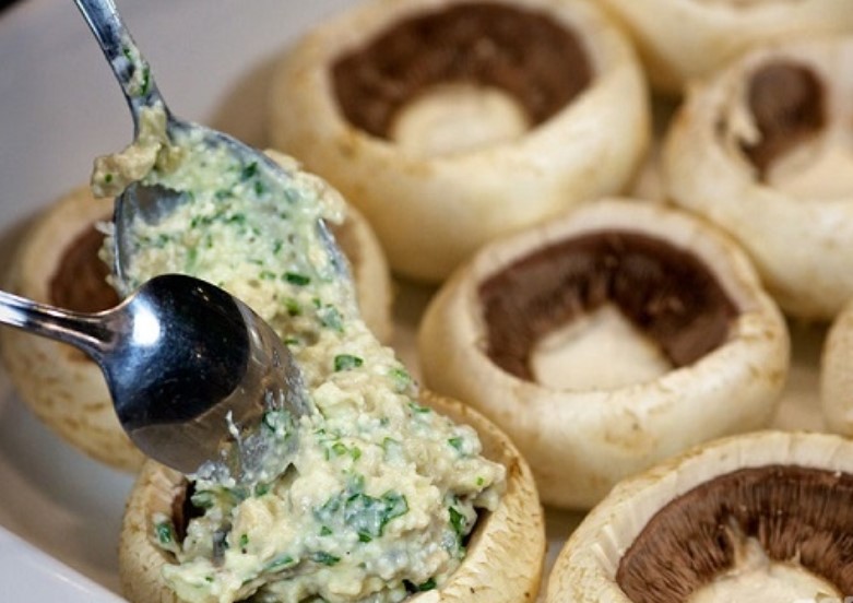 Champignons Stuffed with Chicken and Cheese step 12