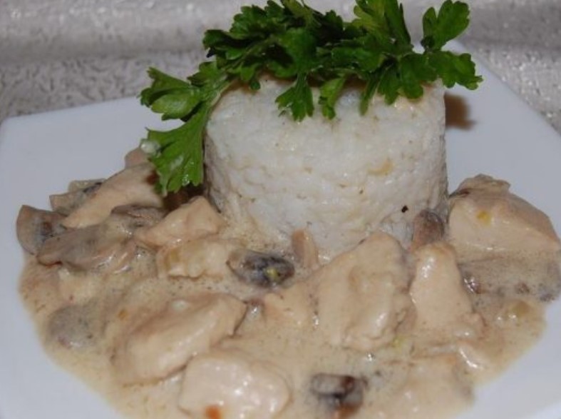 Chicken in Sour Cream with Mushrooms