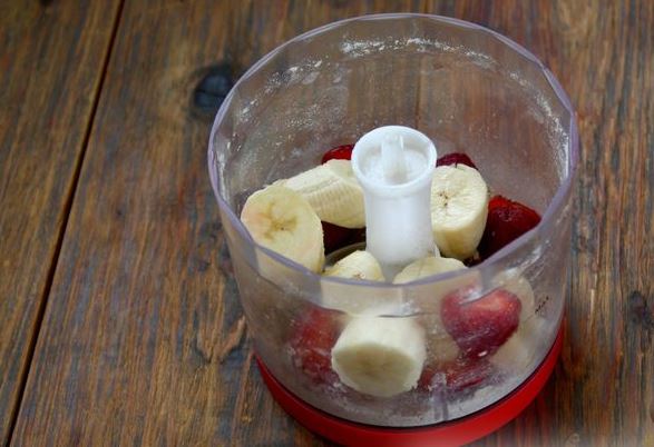 Banana-Strawberry Smoothie with Oatmeal step 2