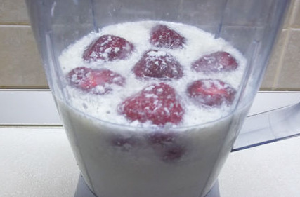 Milk Jelly with Strawberries and Ice Cream step 1