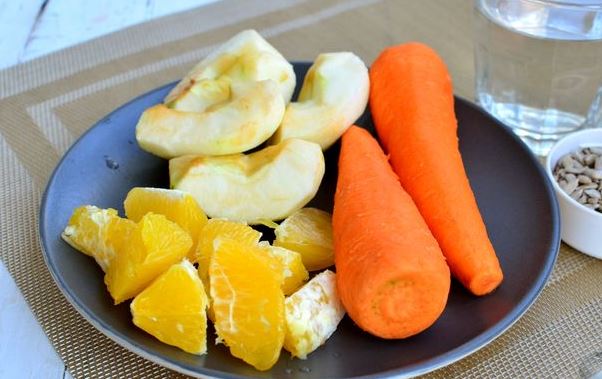 Carrot-Apple Smoothie with Orange and Sunflower Seeds step 1
