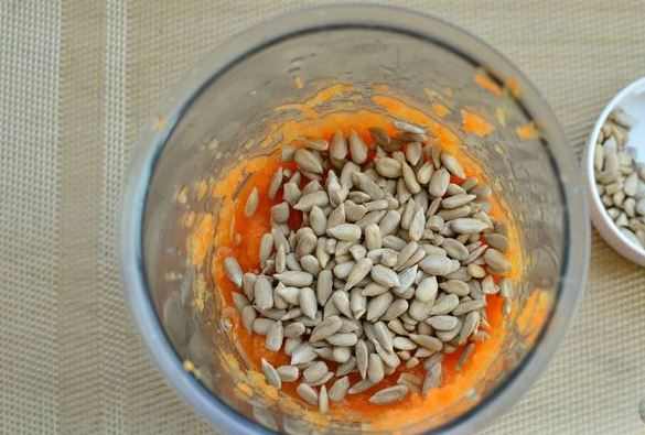 Carrot-Apple Smoothie with Orange and Sunflower Seeds step 4
