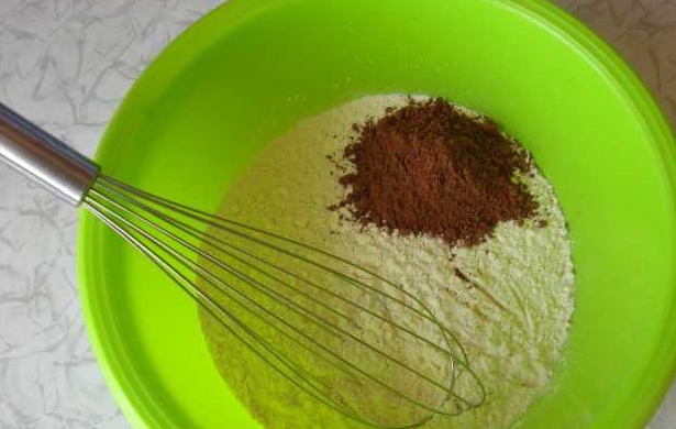 Chocolate Cake with Apples and Cinnamon step 1