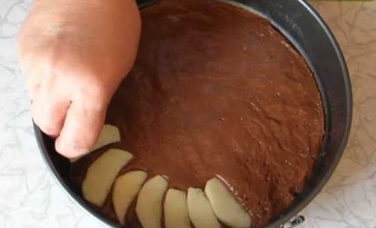 Chocolate Cake with Apples and Cinnamon step 5