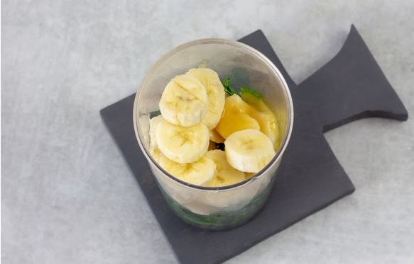 Spinach Smoothie with Banana and Honey step 2
