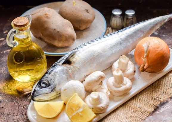 Mackerel Baked with Mushrooms and Potatoes step 1