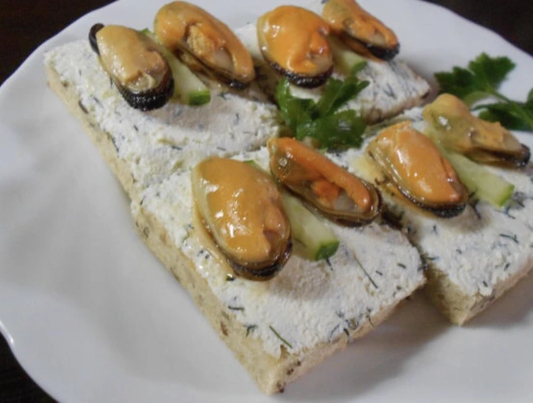 Sandwiches with Mussels and Cottage Cheese step 12