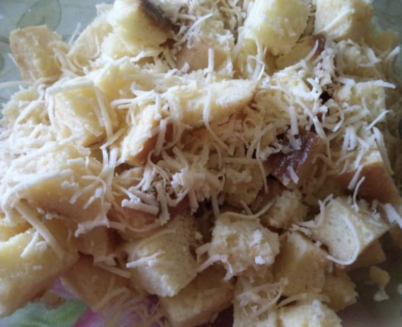 Croutons with Grated Cheese and Eggs step 6