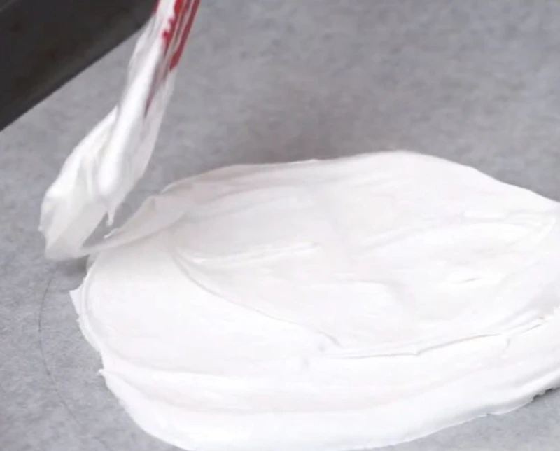 “Pavlova” Meringue cake with Strawberries and Whipped Cream step 2