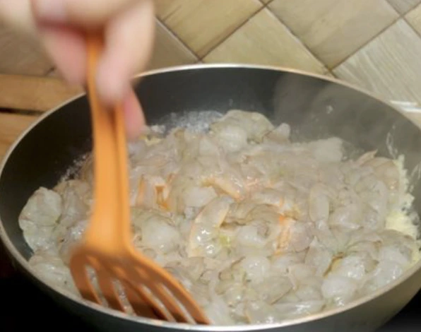 Spicy Fried Shrimps with Garlic (in Butter) step 4