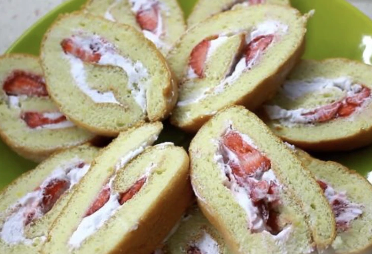 Sponge Roll with Strawberries