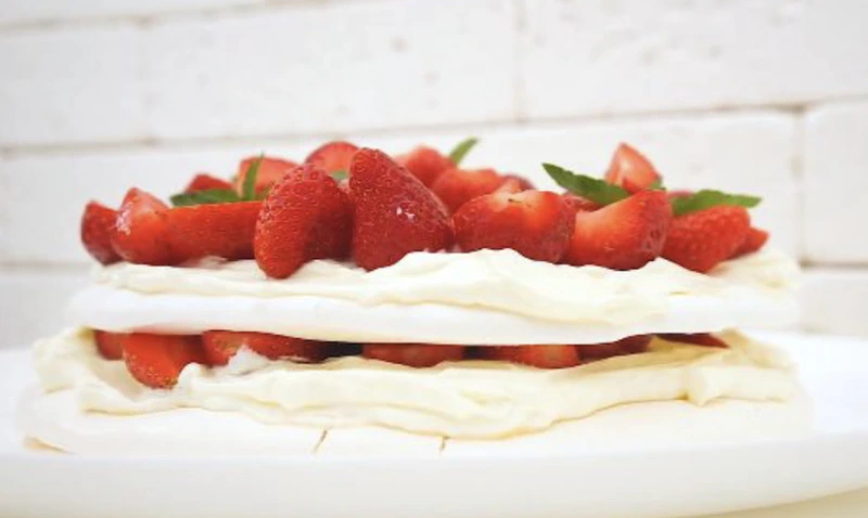 “Pavlova” Meringue cake with Strawberries and Whipped Cream