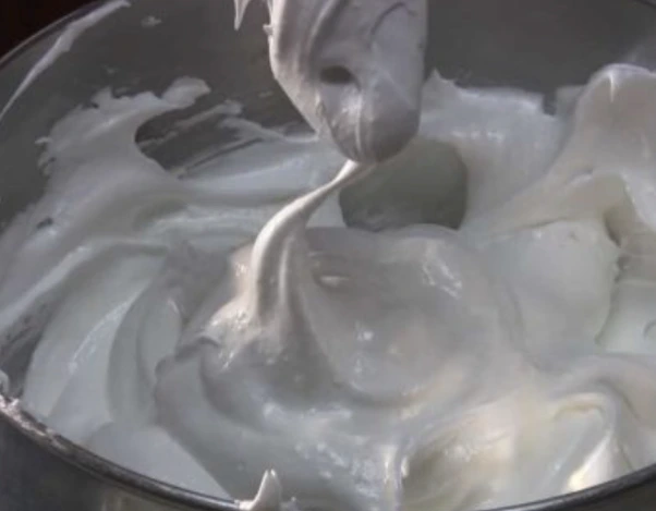 Meringue Cake with Charlotte Cream step 3