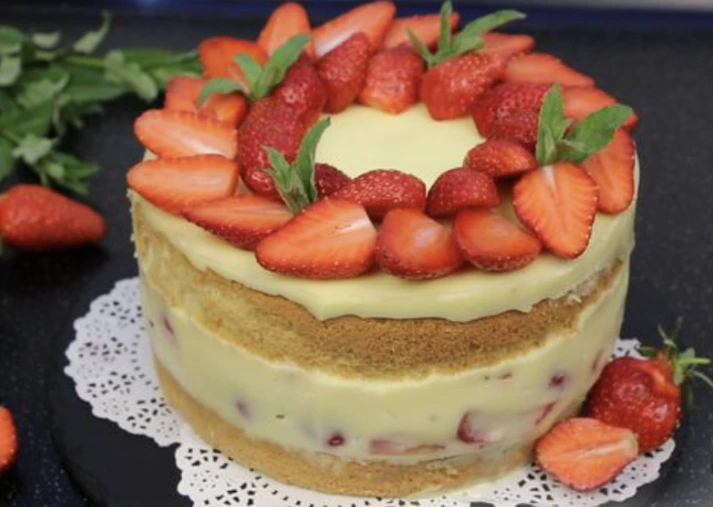 Sponge Cake with Custard and Strawberries