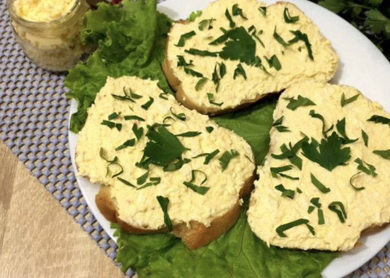 Cream Cheese Sandwiches and Garlic