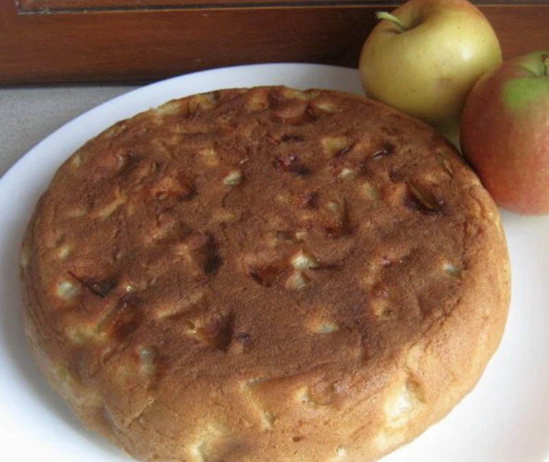 Lush Sponge Cake with Apples (in a Slow Cooker)