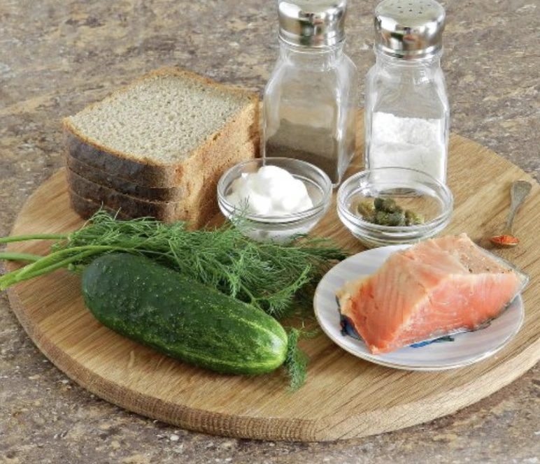 Sandwiches with Salmon and Cucumbers step 1